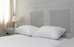 - une chambre avec un lit blanc et une tête de lit blanche dans l'établissement BOvibe Condo - 2 Suites avec Piscine - Pueblo Bávaro, à Punta Cana 15 autres photos