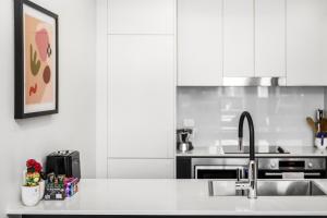 une cuisine avec un évier et un plan de travail dans l'établissement Boutique Unit with Huge Terrace near Cafes & Shops, à Kingston 