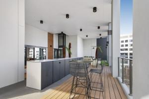 Gallery image of Central 2-Bed with Gym, BBQ & Stunning Views in Canberra +8 photos
