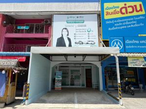 奈扬海滩最好订间房旅馆的一座前面有大招牌的建筑