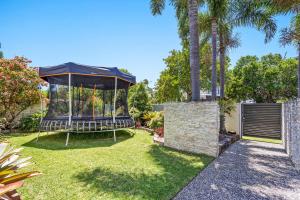 Κήπος έξω από το Amazing Canal House with Private Jetty, Gym & Pool