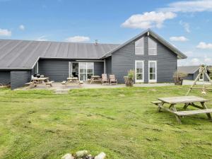 Zahrada ubytování 18 person holiday home in Harboøre