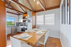 Köök või kööginurk majutusasutuses Beachfront 3-Bed with Private Pool & Fireplace