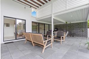 Siseõu või muu väliala majutusasutuses Beachfront 3-Bed with Private Pool & Fireplace