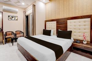 Ένα ή περισσότερα κρεβάτια σε δωμάτιο στο Townhouse Oak Dehradun Court Formerly GK Residency