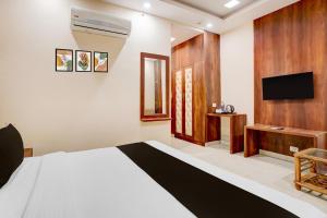 Μια τηλεόραση ή/και κέντρο ψυχαγωγίας στο Townhouse Oak Dehradun Court Formerly GK Residency