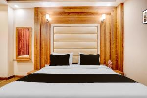 Ένα ή περισσότερα κρεβάτια σε δωμάτιο στο Townhouse Oak Dehradun Court Formerly GK Residency +28 φωτογραφίες