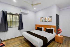 Ένα ή περισσότερα κρεβάτια σε δωμάτιο στο Townhouse Oak Nagaram Lake Hyderabad