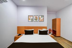 Ένα ή περισσότερα κρεβάτια σε δωμάτιο στο Townhouse Oak Nagaram Lake Hyderabad