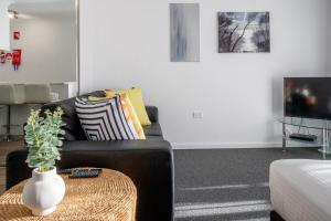 Χώρος καθιστικού στο Seafront Getaway Studio, Great Location with Pool