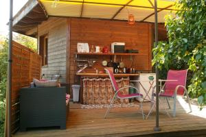 eine Terrasse mit 2 Stühlen und einem Tisch auf einer Terrasse in der Unterkunft Le Mas Des Pots Rouges in Cros