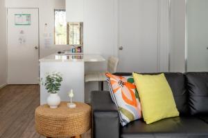 Χώρος καθιστικού στο Seafront Getaway Studio, Great Location with Pool