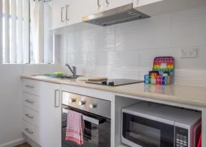 Η κουζίνα ή μικρή κουζίνα στο Seafront Getaway Studio, Great Location with Pool +8 φωτογραφίες