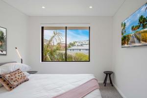 Ένα ή περισσότερα κρεβάτια σε δωμάτιο στο North-East Facing Modern 2-bed Apartment