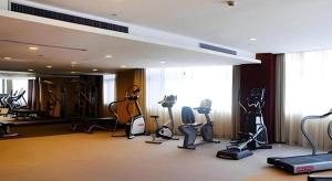 - une salle de sport avec des équipements d'exercice dans l'établissement New Century Hangzhou Qiandao Lake Longting Hotel, à Lac Qiandao 101 autres photos