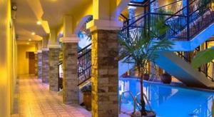 Un pasillo de hotel con piscina en un edificio. en Bayfront Hotel Subic, en Olóngapo