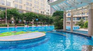 a large swimming pool in a large building at Dongguan Castfast Hotel in Qinglinjing