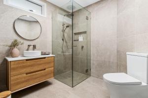 ein Badezimmer mit Dusche, Toilette und Waschbecken in der Unterkunft The Tides - Luxe Beach House Mornington in Mornington + 21 Fotos
