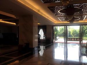 a lobby with a large glass door and a ceiling at Nanning Qian Xi International Hotel in Nanning