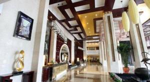 eine Lobby eines Einkaufszentrums mit einem Flur in der Unterkunft Wuhan Gaotie Kairui International Hotel in Wuhan