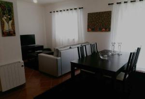 アヴェイロにあるLovely Apartment Aveiroのリビングルーム(テーブル、ソファ付)