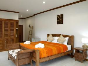ein Schlafzimmer mit einem großen Bett mit zwei Handtüchern darauf in der Unterkunft Small Hotel in Hua Hin