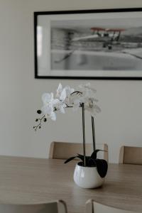 Foto sihtkohas Canberra asuva majutusasutuse 2-Bed with Gym, Tennis Court & Stunning Lake Views galeriist