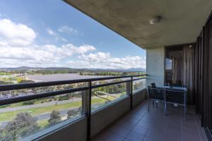 Rõdu või terrass majutusasutuses 2-Bed with Gym, Tennis Court & Stunning Lake Views