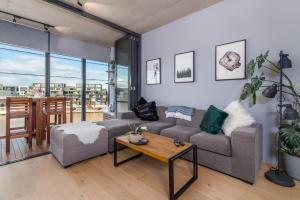 ein Wohnzimmer mit Sofa und Tisch in der Unterkunft Stunning 1BR Apartment with Water Views in Kingston 