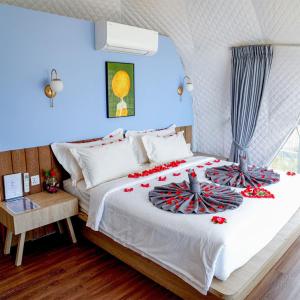 Un dormitorio con una cama blanca con flores rojas. en Sunrise Hill Koh Rong, en Kaôh Rŭng (3)