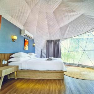 Un dormitorio con una cama grande y una ventana grande en Sunrise Hill Koh Rong, en Kaôh Rŭng (3)