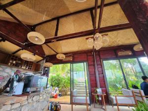 Habitación con sillas y ventanas en un edificio en Sunrise Hill Koh Rong, en Kaôh Rŭng (3)