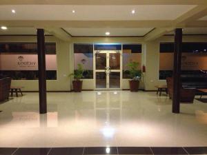 un hall d'entrée d'un immeuble avec une porte et des plantes en pot dans l'établissement Victoria Palms Hotel, à The Domain