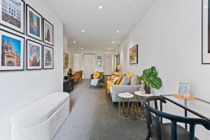 Khu vực ghế ngồi tại Central Entertainer with Panoramic City Views