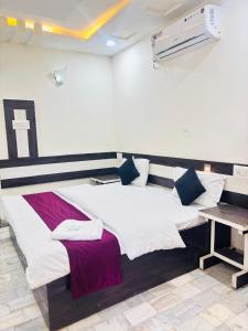 Una cama grande en una habitación con en Hotel SNR, en Mount Abu 4 fotos más