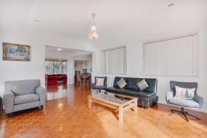 Posezení v ubytování Restful Canberra Retreat in Spacious Terrace Home