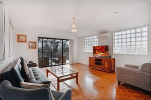 Posezení v ubytování Restful Canberra Retreat in Spacious Terrace Home