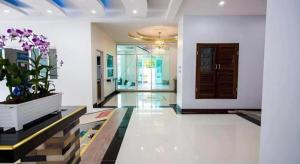 Wohnzimmer mit Topfpflanze und Flur in der Unterkunft The Linux Garden Hotel (City Amphur Muang Yala) in Yala + 230 Fotos