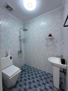 ein Badezimmer mit Toilette und Waschbecken in der Unterkunft Andersson's Resort 