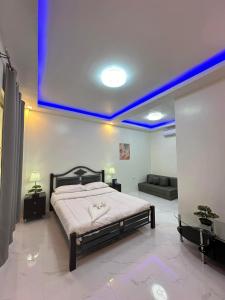 ein Schlafzimmer mit einem großen Bett mit blauer Decke in der Unterkunft Andersson's Resort 