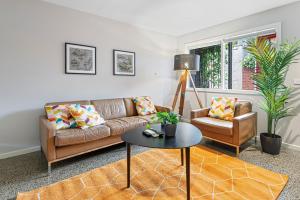 Istumisnurk majutusasutuses Convenient Bayside Living at the Edge of the City