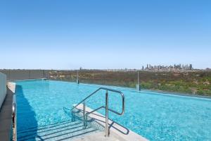 einen großen Pool mit Stadtblick in der Unterkunft Skyview1-Bed, Infinity Pool, Cinema, Gym & BBQ in Melbourne