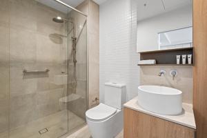 ein Badezimmer mit Dusche, Toilette und Waschbecken in der Unterkunft Skyview1-Bed, Infinity Pool, Cinema, Gym & BBQ in Melbourne