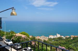 - Balcón con vistas al océano en B&B Luce da Oriente, en San Vito Chietino