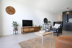 Μια τηλεόραση ή/και κέντρο ψυχαγωγίας στο Elegant Bay Side 1-Bed Apartment with Views