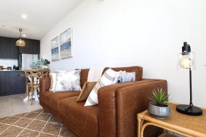 Χώρος καθιστικού στο Elegant Bay Side 1-Bed Apartment with Views +6 φωτογραφίες