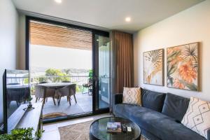 Posezení v ubytování Elegant 2-Bed Apartment with Incredible Bay Views