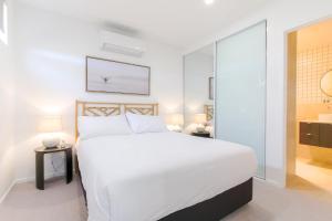 Postel nebo postele na pokoji v ubytování Elegant 2-Bed Apartment with Incredible Bay Views + 9 fotografií