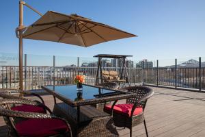 Un balcón o terraza en Hilton Garden Inn Beijing Zhongguancun Software Park