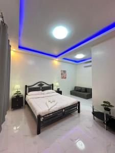 ein Schlafzimmer mit einem großen Bett mit blauer Decke in der Unterkunft Andersson's Resort 